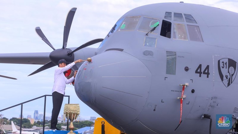Presiden Joko Widodo didampingi Menter Pertahanan Prabowo Subianto menarik tirai merah putih saat menghadiri penyerahaan pesawat C-130J A-1344 Super Hercules, helikopter AS-550 Fennec, dan helikopter AS-565 dari Kementerian Pertahanan (Kemhan) ke TNI AU di Terminal Selatan Lanud Halim Perdanakusuma, Jakarta, Rabu (23/1/2024). (CNBC Indonesia/Faisal Rahman)