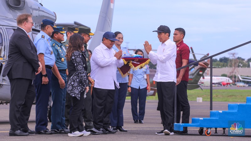 Presiden Joko Widodo didampingi Menter Pertahanan Prabowo Subianto menarik tirai merah putih saat menghadiri penyerahaan pesawat C-130J A-1344 Super Hercules, helikopter AS-550 Fennec, dan helikopter AS-565 dari Kementerian Pertahanan (Kemhan) ke TNI AU di Terminal Selatan Lanud Halim Perdanakusuma, Jakarta, Rabu (23/1/2024). (CNBC Indonesia/Faisal Rahman) Presiden Joko Widodo didampingi Menter Pertahanan Prabowo Subianto menarik tirai merah putih saat menghadiri penyerahaan pesawat C-130J A-1344 Super Hercules, helikopter AS-550 Fennec, dan helikopter AS-565 dari Kementerian Pertahanan (Kemhan) ke TNI AU di Terminal Selatan Lanud Halim Perdanakusuma, Jakarta, Rabu (23/1/2024). (CNBC Indonesia/Faisal Rahman)