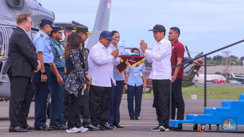 Presiden Joko Widodo didampingi Menter Pertahanan Prabowo Subianto menarik tirai merah putih saat menghadiri penyerahaan pesawat C-130J A-1344 Super Hercules, helikopter AS-550 Fennec, dan helikopter AS-565 dari Kementerian Pertahanan (Kemhan) ke TNI AU di Terminal Selatan Lanud Halim Perdanakusuma, Jakarta, Rabu (23/1/2024). (CNBC Indonesia/Faisal Rahman)