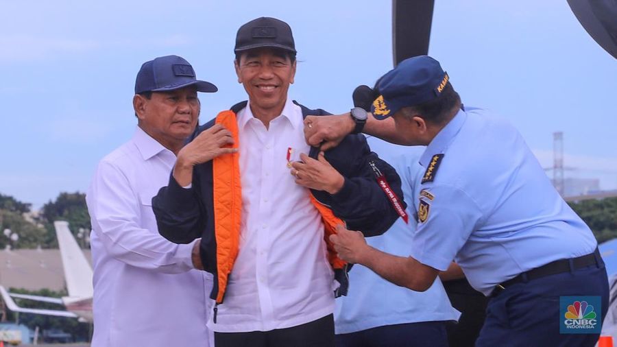 Presiden Joko Widodo didampingi Menter Pertahanan Prabowo Subianto menarik tirai merah putih saat menghadiri penyerahaan pesawat C-130J A-1344 Super Hercules, helikopter AS-550 Fennec, dan helikopter AS-565 dari Kementerian Pertahanan (Kemhan) ke TNI AU di Terminal Selatan Lanud Halim Perdanakusuma, Jakarta, Rabu (23/1/2024). (²©²ÊÍøÕ¾/Faisal Rahman)