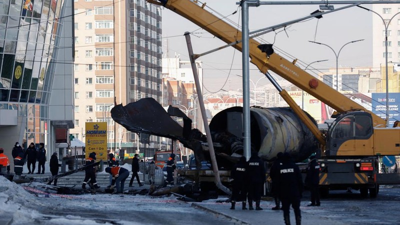 Truk pemadam kebakaran berdiri di dekat lokasi kebakaran menyusul ledakan di Ulan Bator, Mongolia, 24 Januari 2024, dalam tangkapan layar yang diperoleh dari video media sosial. (Erdenebold Sukhbaatar/via REUTERS)