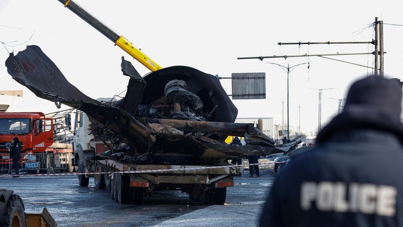 Truk pemadam kebakaran berdiri di dekat lokasi kebakaran menyusul ledakan di Ulan Bator, Mongolia, 24 Januari 2024, dalam tangkapan layar yang diperoleh dari video media sosial. (Erdenebold Sukhbaatar/via REUTERS)