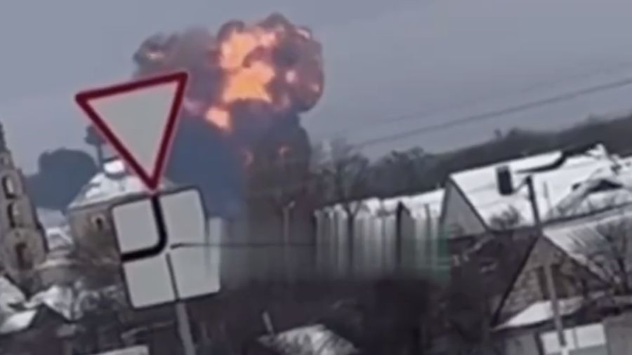 Sebuah video terekam saat pesawat militer Ilyushin Il-76 dilaporkan jatuh di wilayah Belgorod, Rusia. (Tangkapan Layar X @KyivPost)