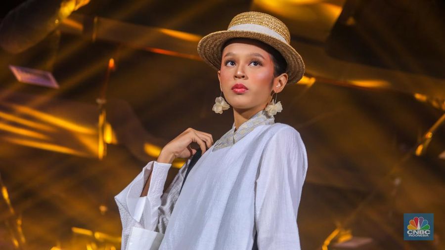 Sejumlah model tampil mengenakan busana karya fesyen desainer dalam Jakarta Fashion Trend (JFT) 2024 di Sarinah, Jakarta, Rabu (24/1/2024). (CNBC Indonesia/Faisal Rahman)