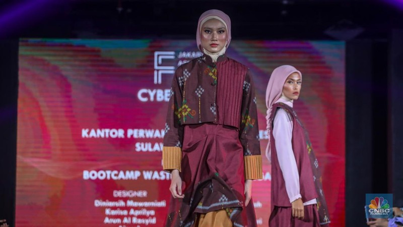Sejumlah model tampil mengenakan busana karya fesyen desainer dalam Jakarta Fashion Trend (JFT) 2024 di Sarinah, Jakarta, Rabu (24/1/2024). (CNBC Indonesia/Faisal Rahman)