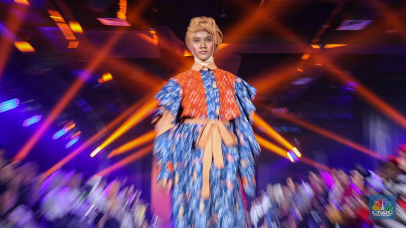 Sejumlah model tampil mengenakan busana karya fesyen desainer dalam Jakarta Fashion Trend (JFT) 2024 di Sarinah, Jakarta, Rabu (24/1/2024). Sejumlah model tampil mengenakan busana karya fesyen desainer dalam Jakarta Fashion Trend (JFT) 2024 di Sarinah, Jakarta, Rabu (24/1/2024). (CNBC Indonesia/Faisal Rahman)