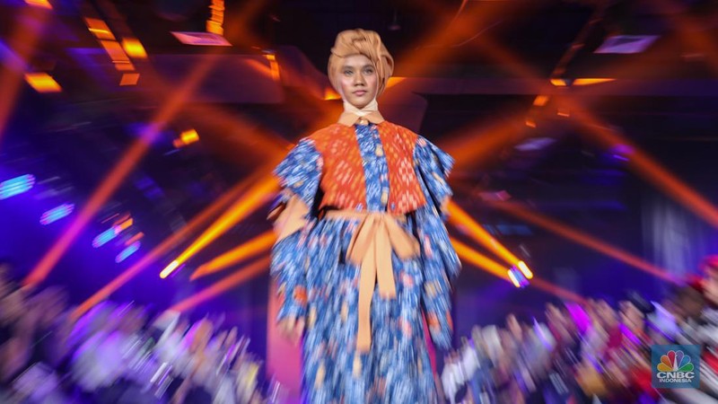 Sejumlah model tampil mengenakan busana karya fesyen desainer dalam Jakarta Fashion Trend (JFT) 2024 di Sarinah, Jakarta, Rabu (24/1/2024). (CNBC Indonesia/Faisal Rahman)