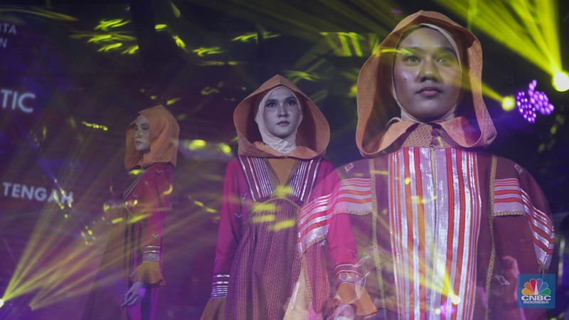 Sejumlah model tampil mengenakan busana karya fesyen desainer dalam Jakarta Fashion Trend (JFT) 2024 di Sarinah, Jakarta, Rabu (24/1/2024). Sejumlah model tampil mengenakan busana karya fesyen desainer dalam Jakarta Fashion Trend (JFT) 2024 di Sarinah, Jakarta, Rabu (24/1/2024). (CNBC Indonesia/Faisal Rahman)