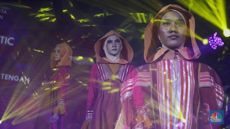 Sejumlah model tampil mengenakan busana karya fesyen desainer dalam Jakarta Fashion Trend (JFT) 2024 di Sarinah, Jakarta, Rabu (24/1/2024). (CNBC Indonesia/Faisal Rahman)