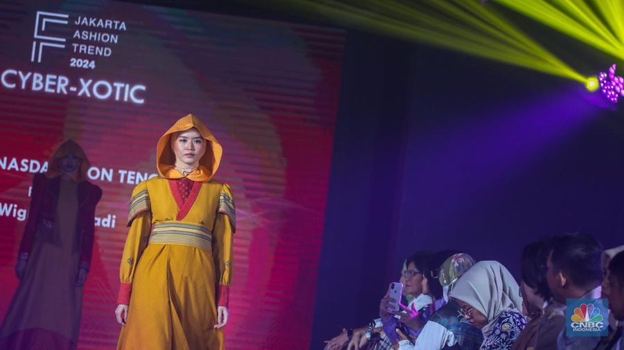 Sejumlah model tampil mengenakan busana karya fesyen desainer dalam Jakarta Fashion Trend (JFT) 2024 di Sarinah, Jakarta, Rabu (24/1/2024). (CNBC Indonesia/Faisal Rahman)
