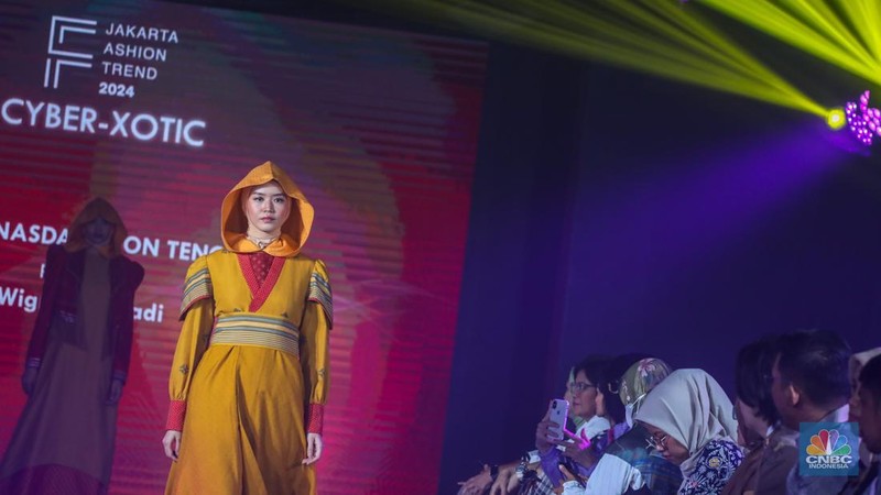 Sejumlah model tampil mengenakan busana karya fesyen desainer dalam Jakarta Fashion Trend (JFT) 2024 di Sarinah, Jakarta, Rabu (24/1/2024). (CNBC Indonesia/Faisal Rahman)