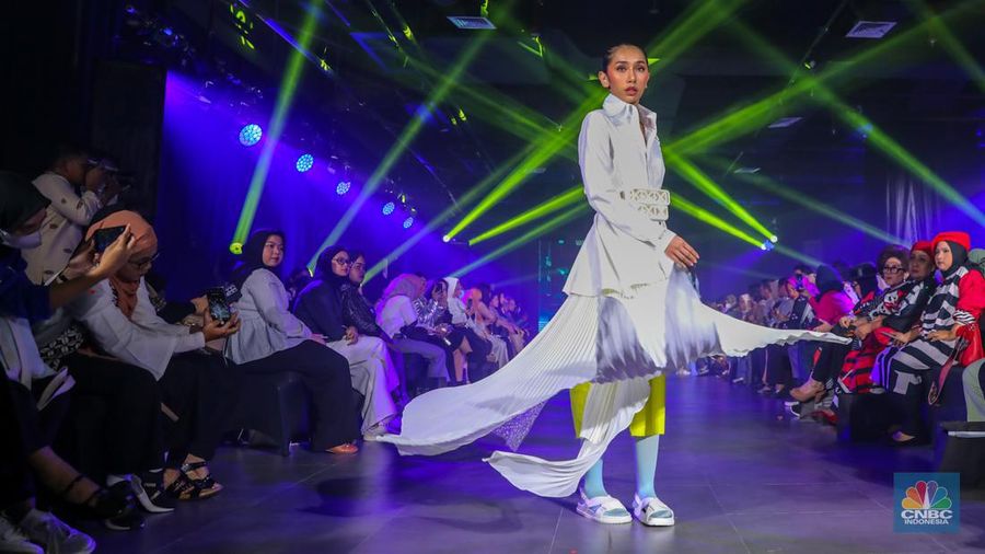 Sejumlah model tampil mengenakan busana karya fesyen desainer dalam Jakarta Fashion Trend (JFT) 2024 di Sarinah, Jakarta, Rabu (24/1/2024). (CNBC Indonesia/Faisal Rahman)