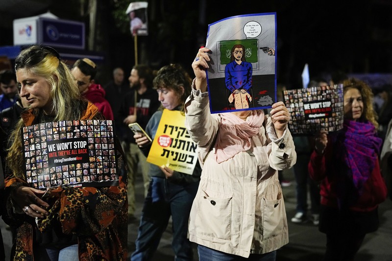Sekelompok keluarga sandera dan pengunjuk rasa memblokir lalu lintas di luar kediaman pribadi Perdana Menteri Israel Benjamin Netanyahu di Jalan Azza di Yerusalem. (AP/Leo Correa)