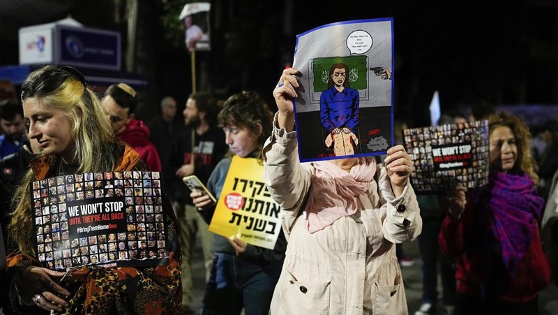 Sekelompok keluarga sandera dan pengunjuk rasa memblokir lalu lintas di luar kediaman pribadi Perdana Menteri Israel Benjamin Netanyahu di Jalan Azza di Yerusalem. (AP/Leo Correa)