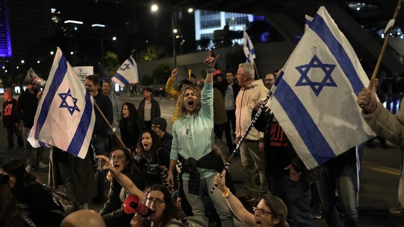 Sekelompok keluarga sandera dan pengunjuk rasa memblokir lalu lintas di luar kediaman pribadi Perdana Menteri Israel Benjamin Netanyahu di Jalan Azza di Yerusalem. (AP/Leo Correa)