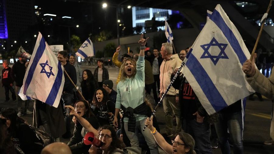 Sekelompok keluarga sandera dan pengunjuk rasa memblokir lalu lintas di luar kediaman pribadi Perdana Menteri Israel Benjamin Netanyahu di Jalan Azza di Yerusalem. (AP/Leo Correa)