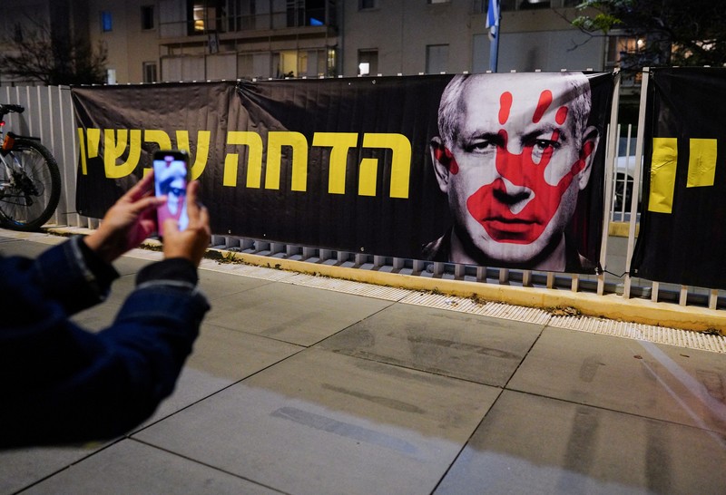 Sekelompok keluarga sandera dan pengunjuk rasa memblokir lalu lintas di luar kediaman pribadi Perdana Menteri Israel Benjamin Netanyahu di Jalan Azza di Yerusalem. (AP/Leo Correa)