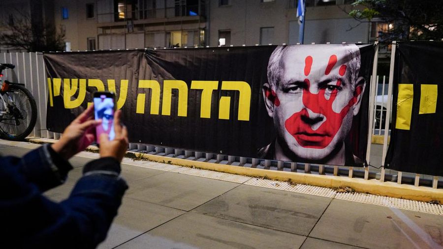 Sekelompok keluarga sandera dan pengunjuk rasa memblokir lalu lintas di luar kediaman pribadi Perdana Menteri Israel Benjamin Netanyahu di Jalan Azza di Yerusalem. (AP/Leo Correa)