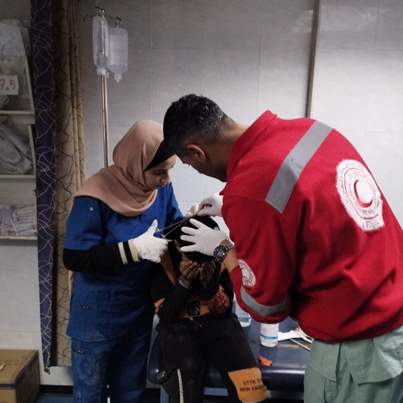 Seorang pria Palestina yang terluka menerima bantuan medis di Rumah Sakit Al-Amal, di tengah konflik yang sedang berlangsung antara Israel dan kelompok Islam Palestina Hamas, di Khan Younis, Jalur Gaza, dalam gambar selebaran yang dirilis pada 23 Januari 2024. Seorang pria Palestina yang terluka menerima bantuan medis di Rumah Sakit Al-Amal, di tengah konflik yang sedang berlangsung antara Israel dan kelompok Islam Palestina Hamas, di Khan Younis, Jalur Gaza, dalam gambar selebaran yang dirilis pada 23 Januari 2024. (Palestine Red Crescent Society/Volunteer Ameer Abu Aisha/Handout via REUTERS)