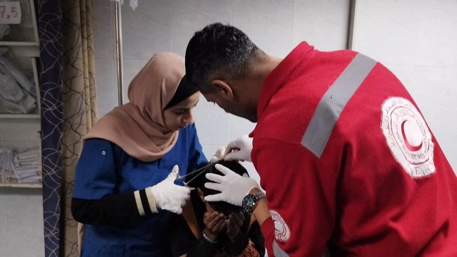 Seorang pria Palestina yang terluka menerima bantuan medis di Rumah Sakit Al-Amal, di tengah konflik yang sedang berlangsung antara Israel dan kelompok Islam Palestina Hamas, di Khan Younis, Jalur Gaza, dalam gambar selebaran yang dirilis pada 23 Januari 2024. (Palestine Red Crescent Society/Volunteer Ameer Abu Aisha/Handout via REUTERS)