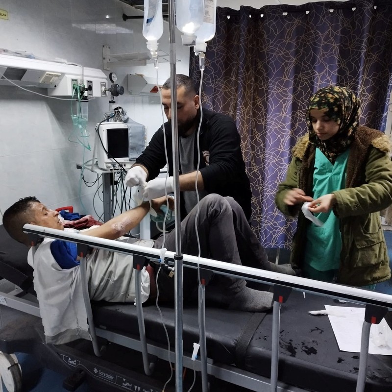 Seorang pria Palestina yang terluka menerima bantuan medis di Rumah Sakit Al-Amal, di tengah konflik yang sedang berlangsung antara Israel dan kelompok Islam Palestina Hamas, di Khan Younis, Jalur Gaza, dalam gambar selebaran yang dirilis pada 23 Januari 2024. Seorang pria Palestina yang terluka menerima bantuan medis di Rumah Sakit Al-Amal, di tengah konflik yang sedang berlangsung antara Israel dan kelompok Islam Palestina Hamas, di Khan Younis, Jalur Gaza, dalam gambar selebaran yang dirilis pada 23 Januari 2024. (Palestine Red Crescent Society/Volunteer Ameer Abu Aisha/Handout via REUTERS)
