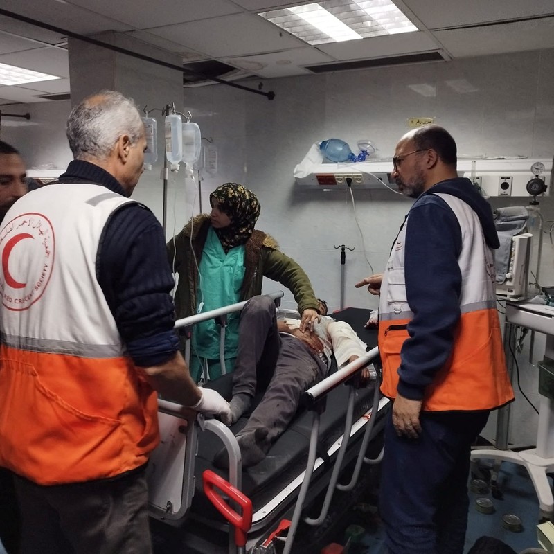 Seorang pria Palestina yang terluka menerima bantuan medis di Rumah Sakit Al-Amal, di tengah konflik yang sedang berlangsung antara Israel dan kelompok Islam Palestina Hamas, di Khan Younis, Jalur Gaza, dalam gambar selebaran yang dirilis pada 23 Januari 2024. (Palestine Red Crescent Society/Volunteer Ameer Abu Aisha/Handout via REUTERS)