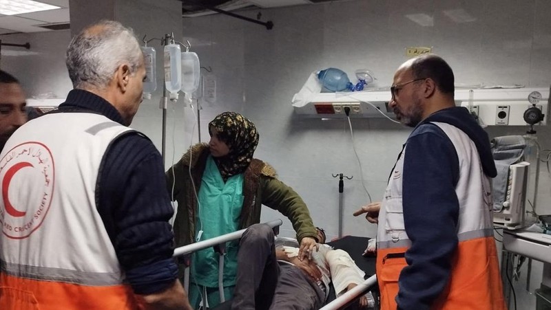 Seorang pria Palestina yang terluka menerima bantuan medis di Rumah Sakit Al-Amal, di tengah konflik yang sedang berlangsung antara Israel dan kelompok Islam Palestina Hamas, di Khan Younis, Jalur Gaza, dalam gambar selebaran yang dirilis pada 23 Januari 2024. (Palestine Red Crescent Society/Volunteer Ameer Abu Aisha/Handout via REUTERS)