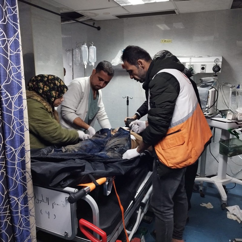 Seorang pria Palestina yang terluka menerima bantuan medis di Rumah Sakit Al-Amal, di tengah konflik yang sedang berlangsung antara Israel dan kelompok Islam Palestina Hamas, di Khan Younis, Jalur Gaza, dalam gambar selebaran yang dirilis pada 23 Januari 2024. Seorang pria Palestina yang terluka menerima bantuan medis di Rumah Sakit Al-Amal, di tengah konflik yang sedang berlangsung antara Israel dan kelompok Islam Palestina Hamas, di Khan Younis, Jalur Gaza, dalam gambar selebaran yang dirilis pada 23 Januari 2024. (Palestine Red Crescent Society/Volunteer Ameer Abu Aisha/Handout via REUTERS)