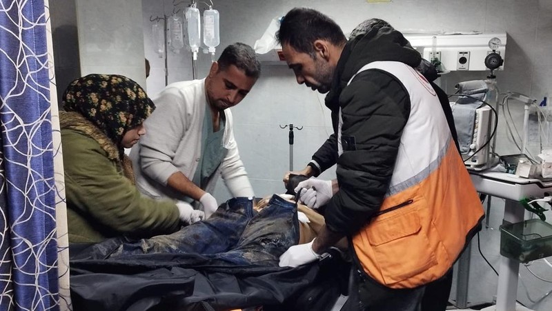 Seorang pria Palestina yang terluka menerima bantuan medis di Rumah Sakit Al-Amal, di tengah konflik yang sedang berlangsung antara Israel dan kelompok Islam Palestina Hamas, di Khan Younis, Jalur Gaza, dalam gambar selebaran yang dirilis pada 23 Januari 2024. (Palestine Red Crescent Society/Volunteer Ameer Abu Aisha/Handout via REUTERS)