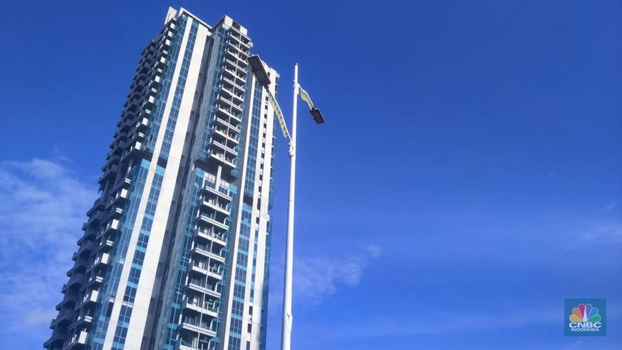 Suasana langit biru di jakarta pagi ini, Rabu (24/1/2024). (CNBC Indonesia/Suhendra)