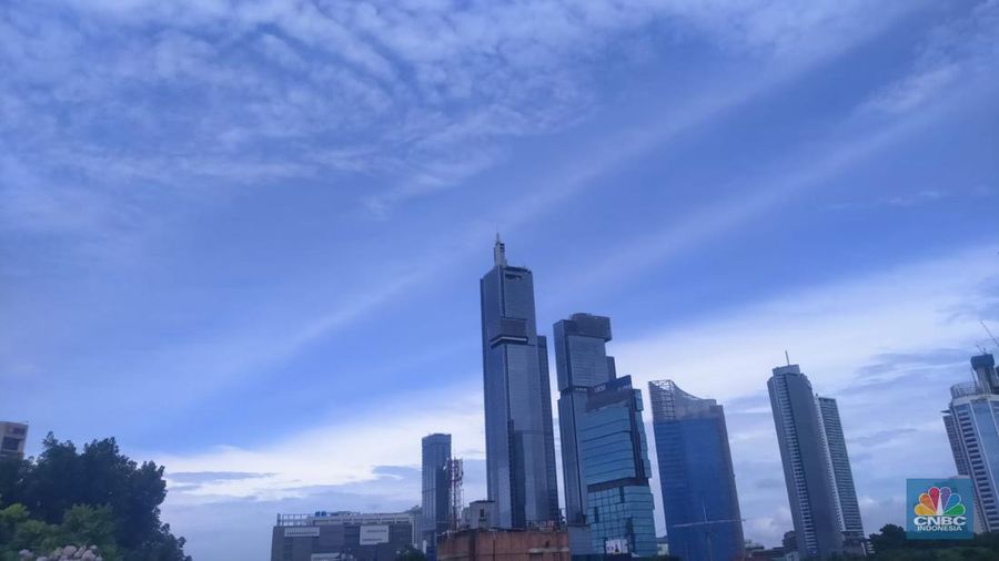 Suasana langit biru di jakarta pagi ini, Rabu (24/1/2024). (CNBC Indonesia/Suhendra)