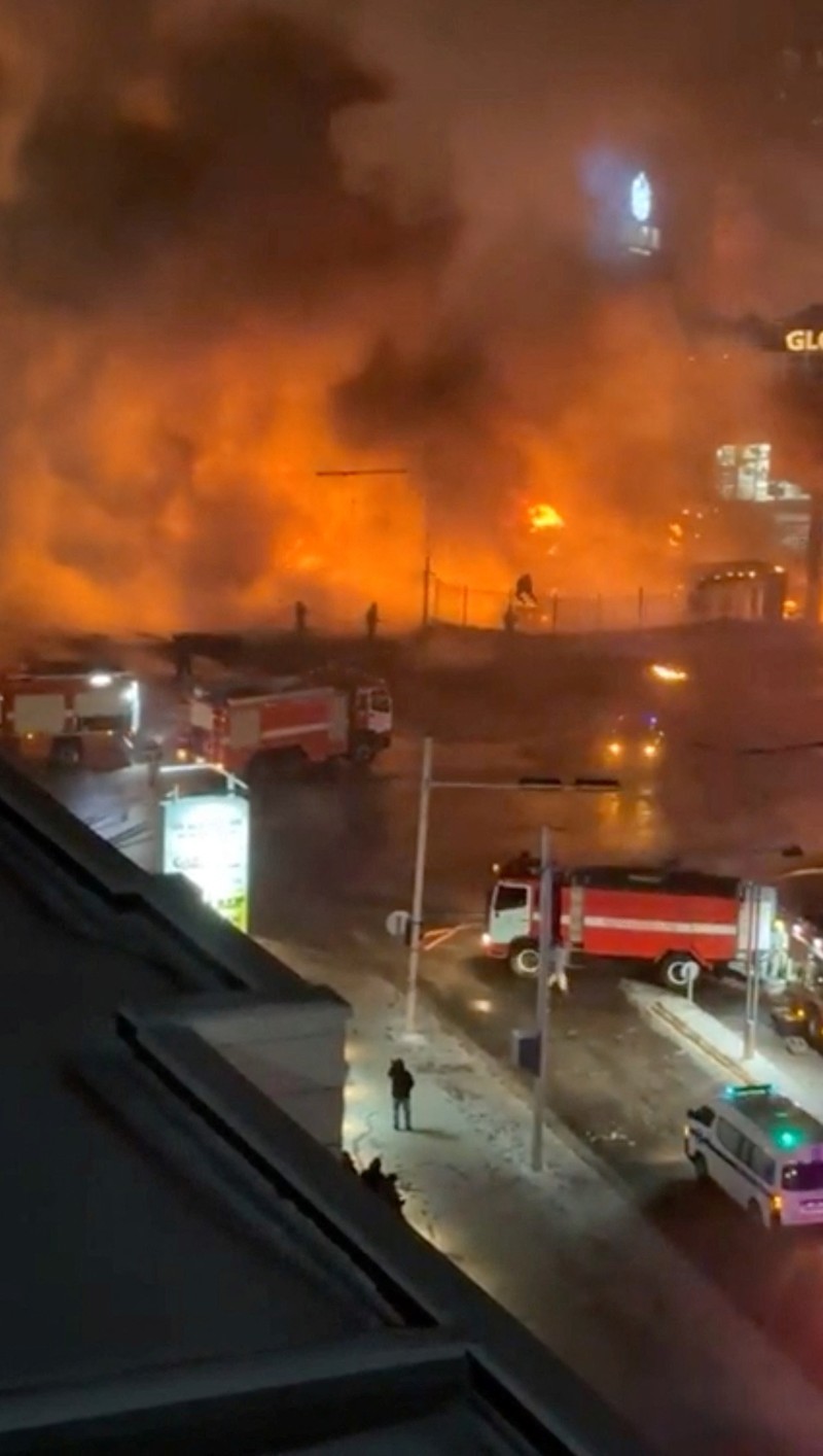 Truk pemadam kebakaran berdiri di dekat lokasi kebakaran menyusul ledakan di Ulan Bator, Mongolia, 24 Januari 2024, dalam tangkapan layar yang diperoleh dari video media sosial. Truk pemadam kebakaran berdiri di dekat lokasi kebakaran menyusul ledakan di Ulan Bator, Mongolia, 24 Januari 2024, dalam tangkapan layar yang diperoleh dari video media sosial. (Erdenebold Sukhbaatar/via REUTERS)