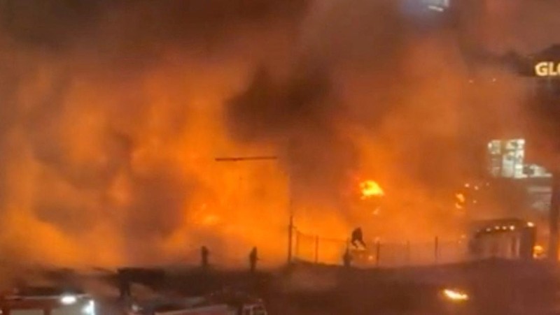 Truk pemadam kebakaran berdiri di dekat lokasi kebakaran menyusul ledakan di Ulan Bator, Mongolia, 24 Januari 2024, dalam tangkapan layar yang diperoleh dari video media sosial. (Erdenebold Sukhbaatar/via REUTERS)
