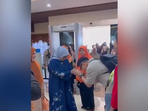 Viral Kaesang Cium Tangan Istri Anies saat Bertemu di Bandara