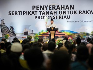 Wamen ATR/BPN Serahkan 500 Sertifikat Tanah Program PTSL di Riau