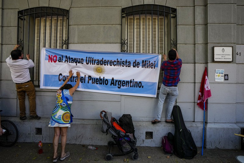 Polisi berjaga di luar Kongres tempat para pengunjuk rasa berkumpul selama pemogokan nasional menentang reformasi ekonomi dan tenaga kerja yang diusulkan oleh Presiden Argentina Javier Milei di Buenos Aires, Argentina, Rabu, 24 Januari 2024. Polisi berjaga di luar Kongres tempat para pengunjuk rasa berkumpul selama pemogokan nasional menentang reformasi ekonomi dan tenaga kerja yang diusulkan oleh Presiden Argentina Javier Milei di Buenos Aires, Argentina, Rabu, 24 Januari 2024. (AP Photo/Rodrigo Abd)