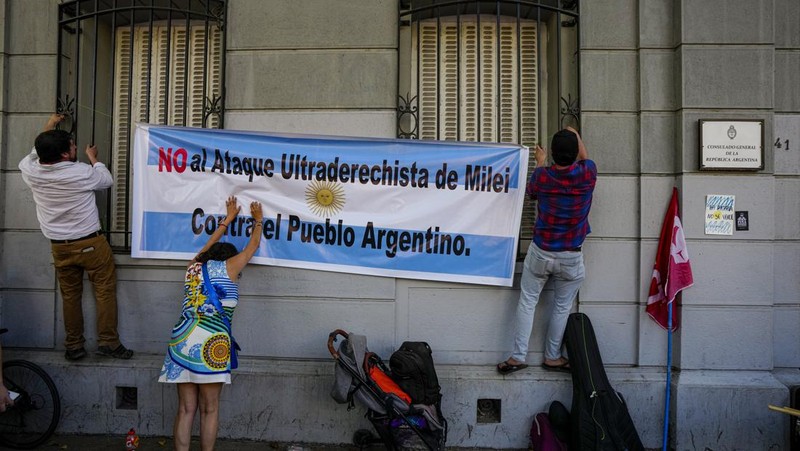 Polisi berjaga di luar Kongres tempat para pengunjuk rasa berkumpul selama pemogokan nasional menentang reformasi ekonomi dan tenaga kerja yang diusulkan oleh Presiden Argentina Javier Milei di Buenos Aires, Argentina, Rabu, 24 Januari 2024. (AP Photo/Rodrigo Abd)