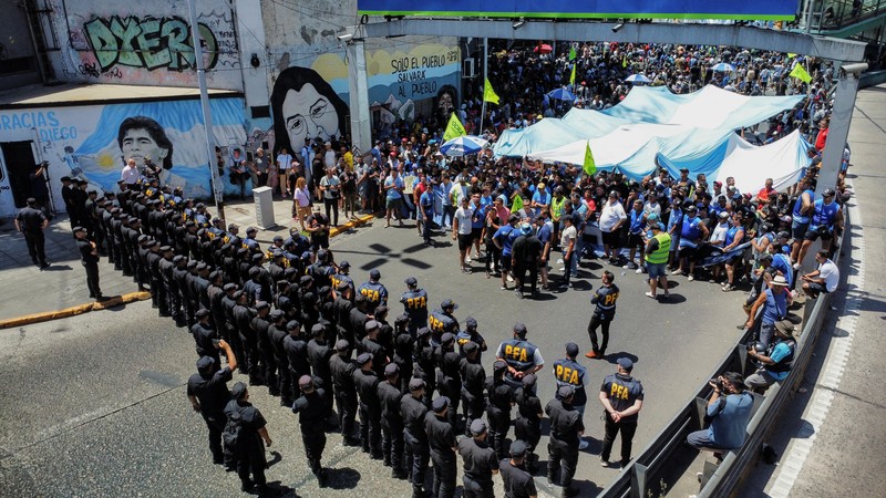 Polisi berjaga di luar Kongres tempat para pengunjuk rasa berkumpul selama pemogokan nasional menentang reformasi ekonomi dan tenaga kerja yang diusulkan oleh Presiden Argentina Javier Milei di Buenos Aires, Argentina, Rabu, 24 Januari 2024. Polisi berjaga di luar Kongres tempat para pengunjuk rasa berkumpul selama pemogokan nasional menentang reformasi ekonomi dan tenaga kerja yang diusulkan oleh Presiden Argentina Javier Milei di Buenos Aires, Argentina, Rabu, 24 Januari 2024. (AP Photo/Rodrigo Abd)
