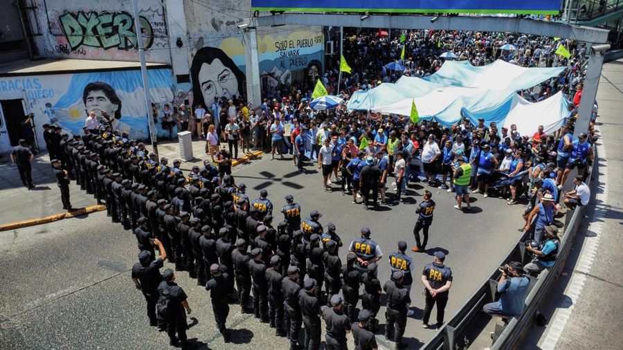 Polisi berjaga di luar Kongres tempat para pengunjuk rasa berkumpul selama pemogokan nasional menentang reformasi ekonomi dan tenaga kerja yang diusulkan oleh Presiden Argentina Javier Milei di Buenos Aires, Argentina, Rabu, 24 Januari 2024. (AP Photo/Rodrigo Abd)
