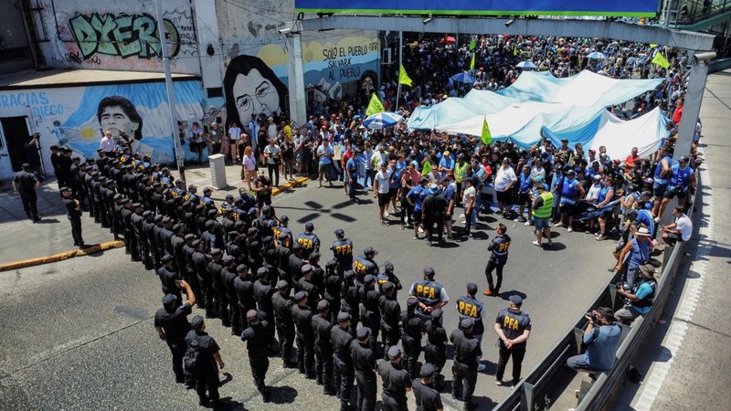 Polisi berjaga di luar Kongres tempat para pengunjuk rasa berkumpul selama pemogokan nasional menentang reformasi ekonomi dan tenaga kerja yang diusulkan oleh Presiden Argentina Javier Milei di Buenos Aires, Argentina, Rabu, 24 Januari 2024. (AP Photo/Rodrigo Abd)