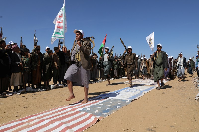 Anggota suku yang setia kepada Houthi berdiri selama parade militer untuk anggota suku baru di tengah meningkatnya ketegangan dengan koalisi pimpinan AS di Laut Merah, di Bani Hushaish, Yaman, 22 Januari 2024. Anggota suku yang setia kepada Houthi berdiri selama parade militer untuk anggota suku baru di tengah meningkatnya ketegangan dengan koalisi pimpinan AS di Laut Merah, di Bani Hushaish, Yaman, 22 Januari 2024. (REUTERS/Khaled Abdullah)