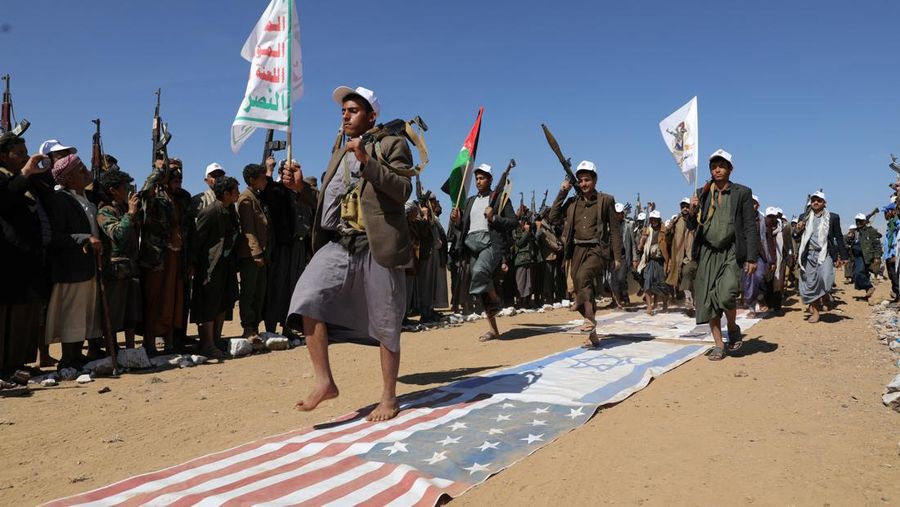 Anggota suku yang setia kepada Houthi berdiri selama parade militer untuk anggota suku baru di tengah meningkatnya ketegangan dengan koalisi pimpinan AS di Laut Merah, di Bani Hushaish, Yaman, 22 Januari 2024. (REUTERS/Khaled Abdullah)