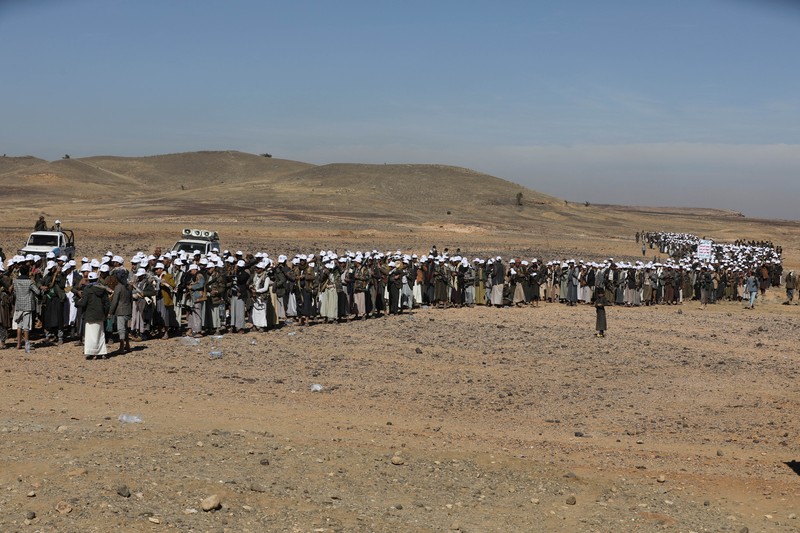 Anggota suku yang setia kepada Houthi berdiri selama parade militer untuk anggota suku baru di tengah meningkatnya ketegangan dengan koalisi pimpinan AS di Laut Merah, di Bani Hushaish, Yaman, 22 Januari 2024. Anggota suku yang setia kepada Houthi berdiri selama parade militer untuk anggota suku baru di tengah meningkatnya ketegangan dengan koalisi pimpinan AS di Laut Merah, di Bani Hushaish, Yaman, 22 Januari 2024. (REUTERS/Khaled Abdullah)