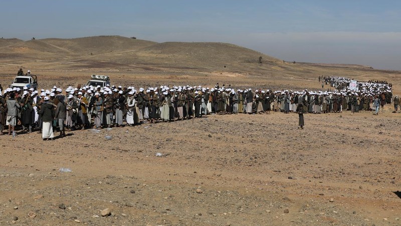Anggota suku yang setia kepada Houthi berdiri selama parade militer untuk anggota suku baru di tengah meningkatnya ketegangan dengan koalisi pimpinan AS di Laut Merah, di Bani Hushaish, Yaman, 22 Januari 2024. (REUTERS/Khaled Abdullah)