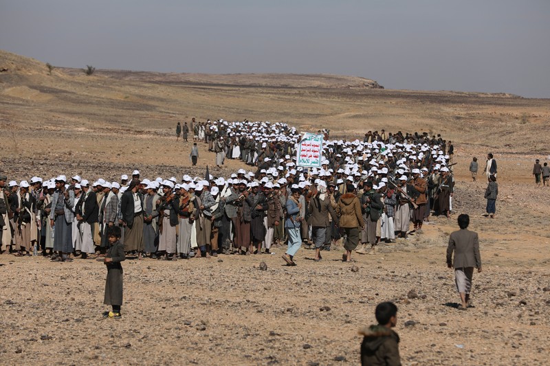 Anggota suku yang setia kepada Houthi berdiri selama parade militer untuk anggota suku baru di tengah meningkatnya ketegangan dengan koalisi pimpinan AS di Laut Merah, di Bani Hushaish, Yaman, 22 Januari 2024. Anggota suku yang setia kepada Houthi berdiri selama parade militer untuk anggota suku baru di tengah meningkatnya ketegangan dengan koalisi pimpinan AS di Laut Merah, di Bani Hushaish, Yaman, 22 Januari 2024. (REUTERS/Khaled Abdullah)