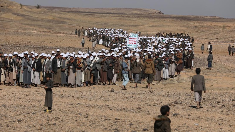Anggota suku yang setia kepada Houthi berdiri selama parade militer untuk anggota suku baru di tengah meningkatnya ketegangan dengan koalisi pimpinan AS di Laut Merah, di Bani Hushaish, Yaman, 22 Januari 2024. (REUTERS/Khaled Abdullah)