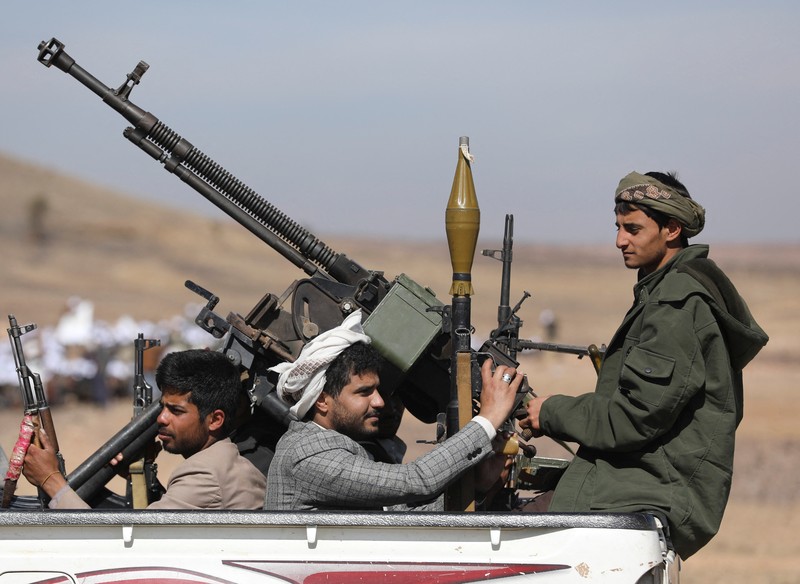 Anggota suku yang setia kepada Houthi berdiri selama parade militer untuk anggota suku baru di tengah meningkatnya ketegangan dengan koalisi pimpinan AS di Laut Merah, di Bani Hushaish, Yaman, 22 Januari 2024. Anggota suku yang setia kepada Houthi berdiri selama parade militer untuk anggota suku baru di tengah meningkatnya ketegangan dengan koalisi pimpinan AS di Laut Merah, di Bani Hushaish, Yaman, 22 Januari 2024. (REUTERS/Khaled Abdullah)