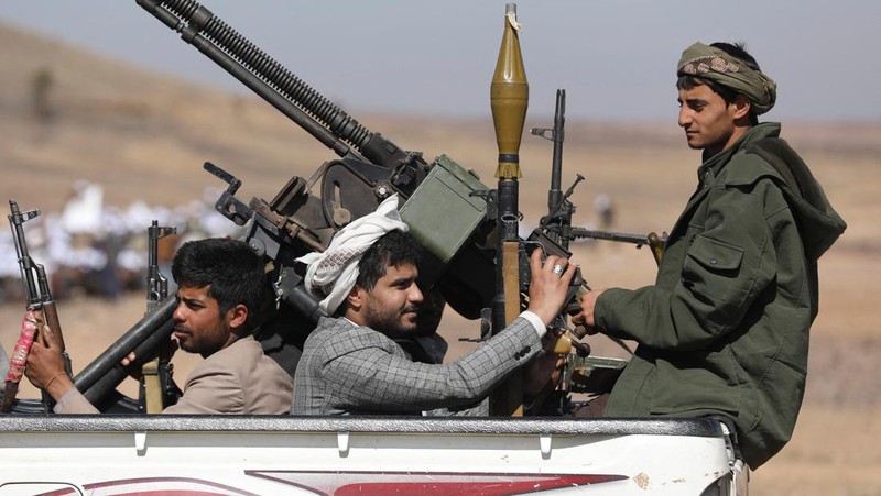Anggota suku yang setia kepada Houthi berdiri selama parade militer untuk anggota suku baru di tengah meningkatnya ketegangan dengan koalisi pimpinan AS di Laut Merah, di Bani Hushaish, Yaman, 22 Januari 2024. (REUTERS/Khaled Abdullah)