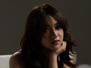 Angie Zelena Rilis Single Ketiga Kukira Hanya Lagu