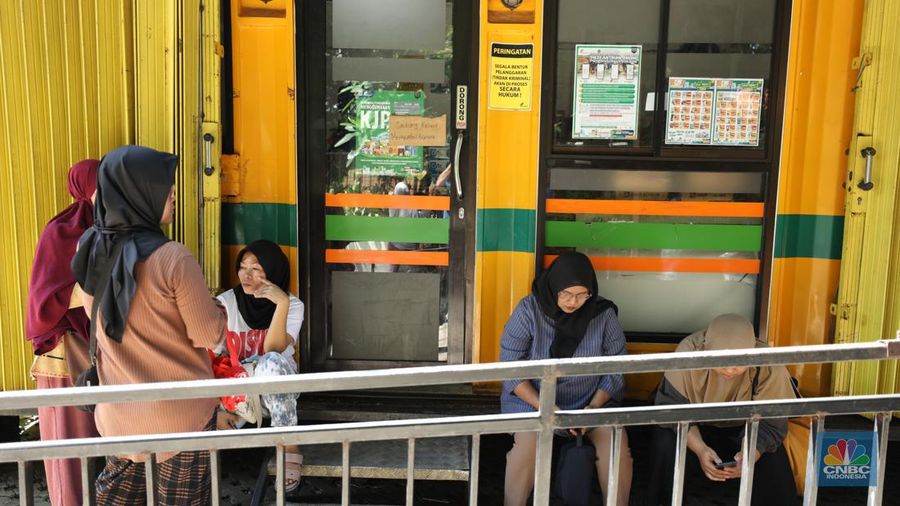 Bantuan sembako murah Kartu Jakarta pintar Plus (KJP Plus). (CNBC Indonesia/Tri Susilo)